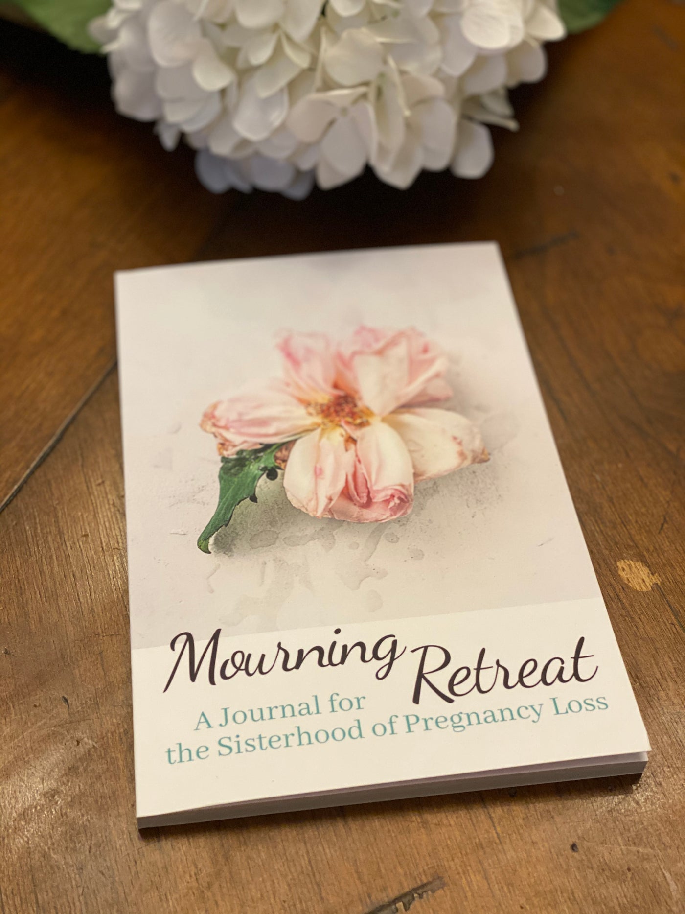 Mourning Retreat: A Journal for the Sisterhood of Pregnancy Loss (Print)